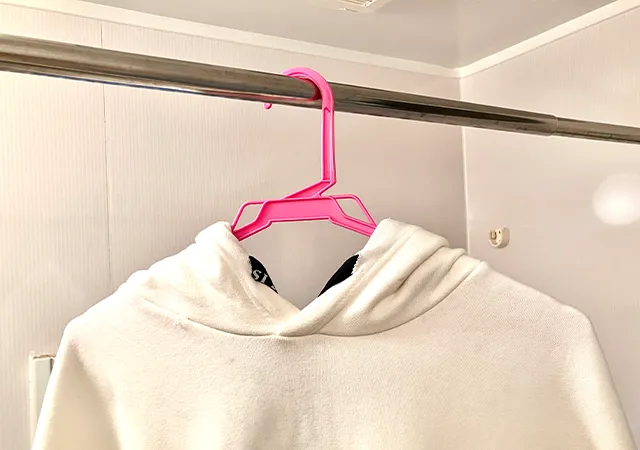 ハンガーと服（撮影：grapeライフハック編集部）