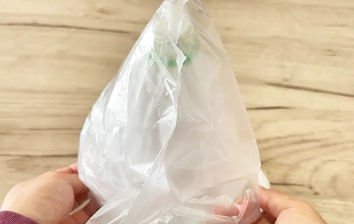 『ペットボトルにポリ袋をかぶせる』写真（撮影：キジカク）