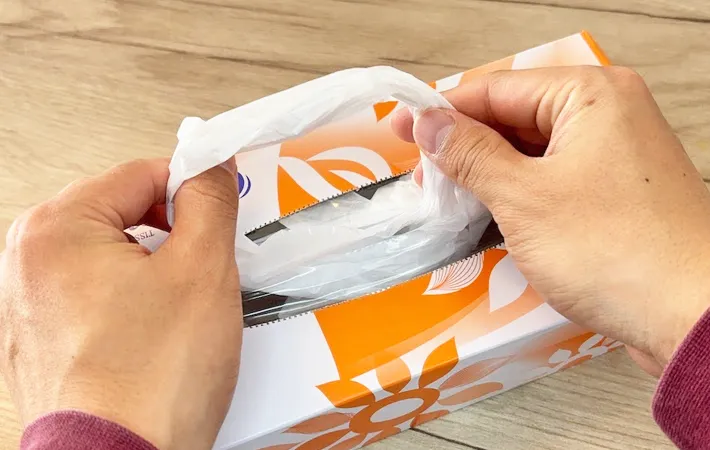 『レジ袋をティッシュ箱に収納する方法』の写真（撮影：キジカク）