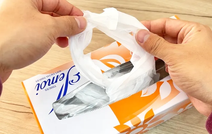 『レジ袋をティッシュ箱に収納する方法』の写真（撮影：キジカク）