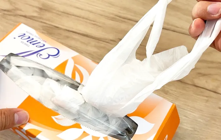 『レジ袋をティッシュ箱に収納する方法』の写真（撮影：キジカク）