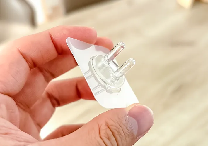 『貼ってはがせるフィルムフック歯ブラシホルダー』の写真（撮影：キジカク）