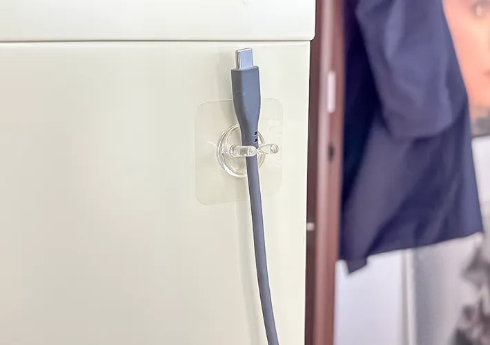 『貼ってはがせるフィルムフック歯ブラシホルダー』と充電ケーブルの写真（撮影：キジカク）