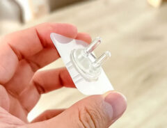 『貼ってはがせるフィルムフック歯ブラシホルダー』の写真(撮影:キジカク)