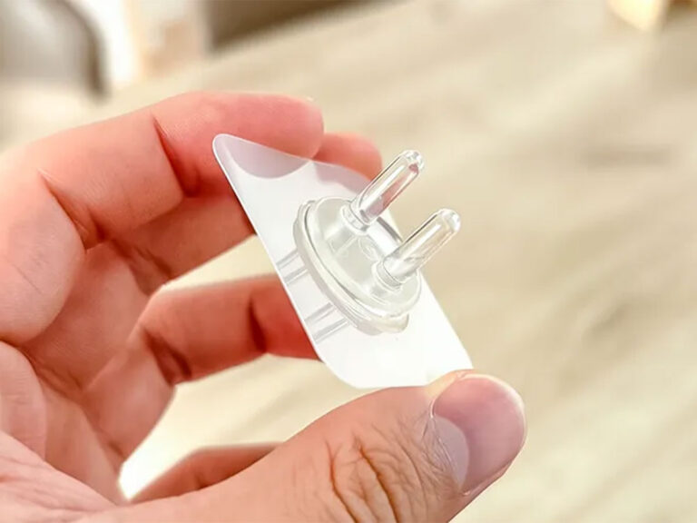 『貼ってはがせるフィルムフック歯ブラシホルダー』の写真（撮影：キジカク）