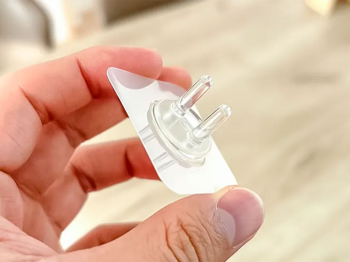 『貼ってはがせるフィルムフック歯ブラシホルダー』の写真(撮影:キジカク)