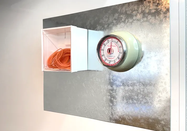 『スチールプレート』のキッチンでの活用法の写真（撮影：キジカク）