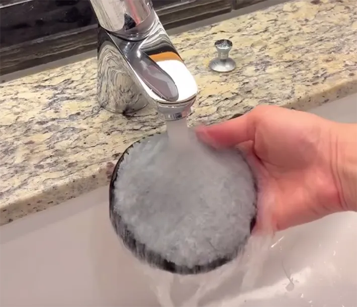 水に濡らした『パフ』