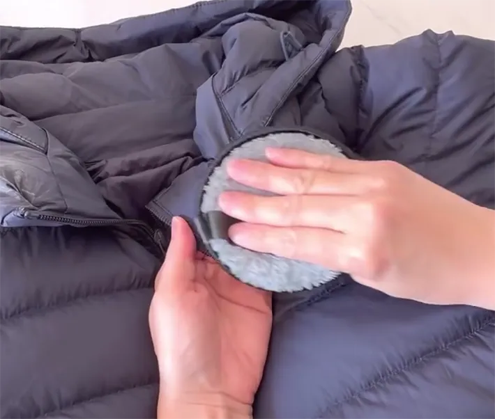 ダウンジャケットの汚れている部分を『パフ』で擦る