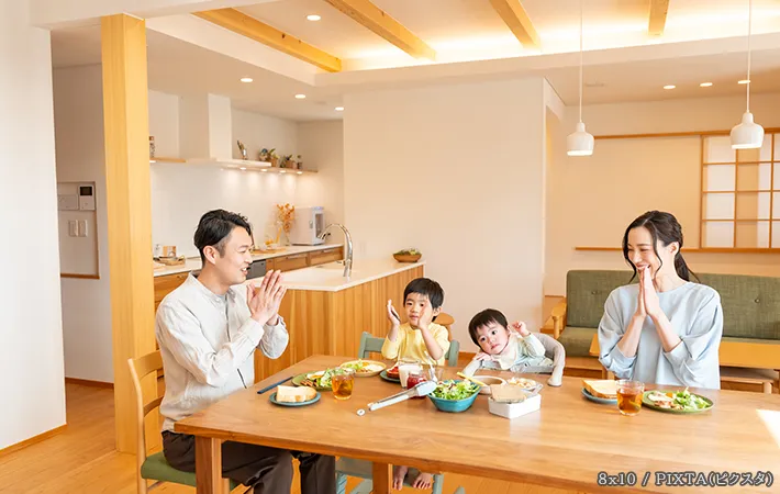 食事をする家族の写真