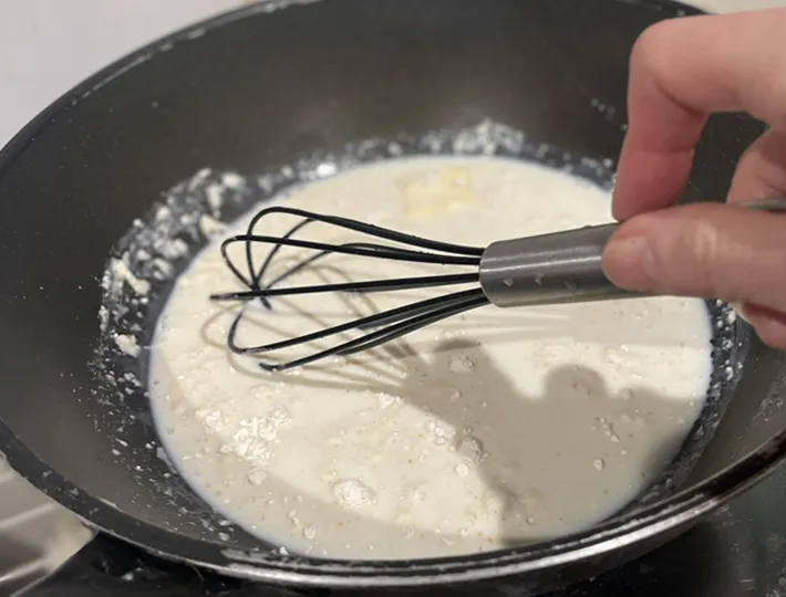 ホワイトソースを作る写真