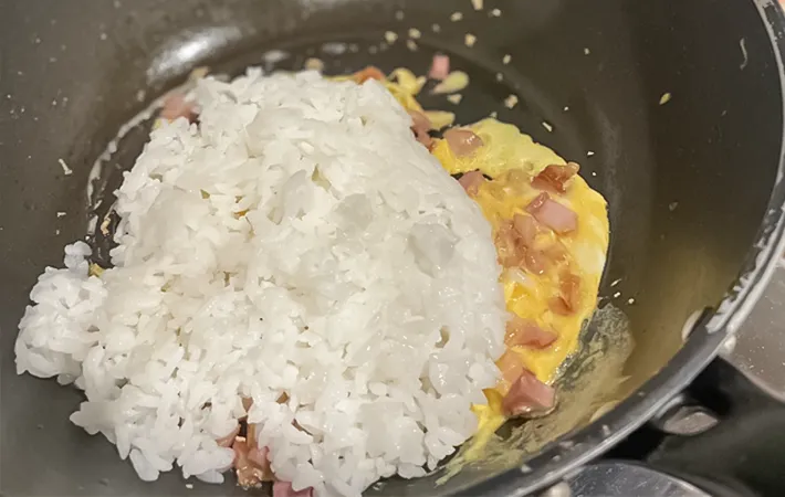 パラパラチャーハンを作る写真