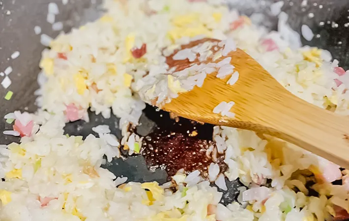 パラパラチャーハンを作る写真