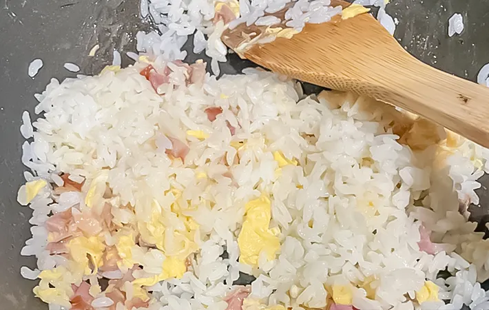 パラパラチャーハンを作る写真