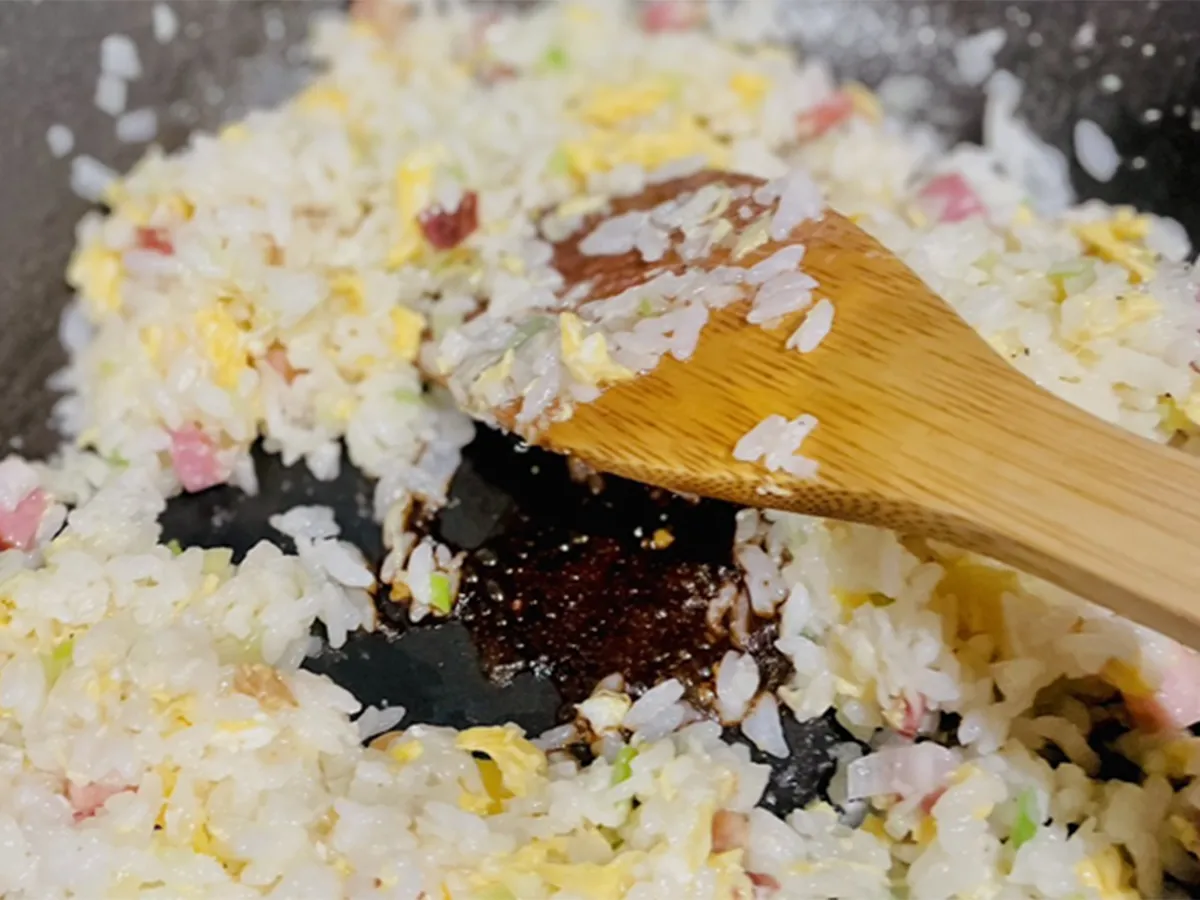 パラパラチャーハンの作り方の写真（画像提供：沖多恵子）