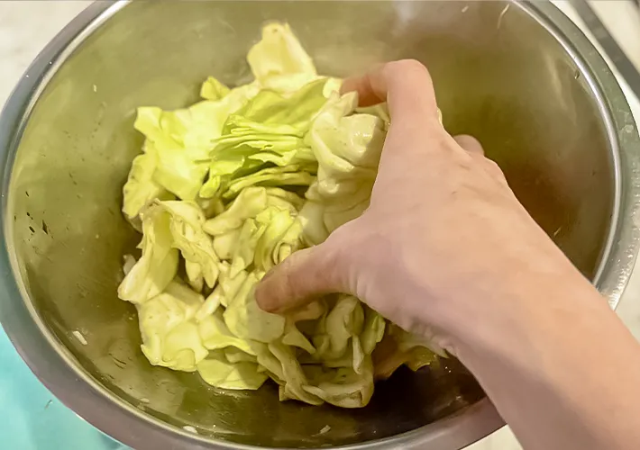 キャベツと調味料を混ぜる写真