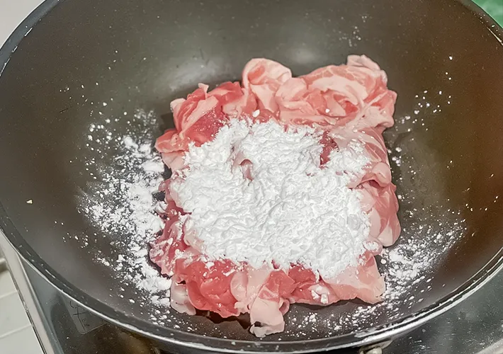 片栗粉と豚肉の写真