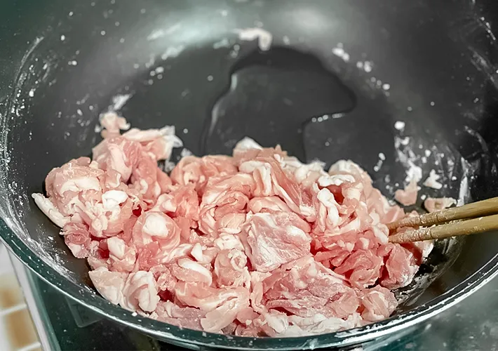 片栗粉を全体にまぶした豚肉の写真