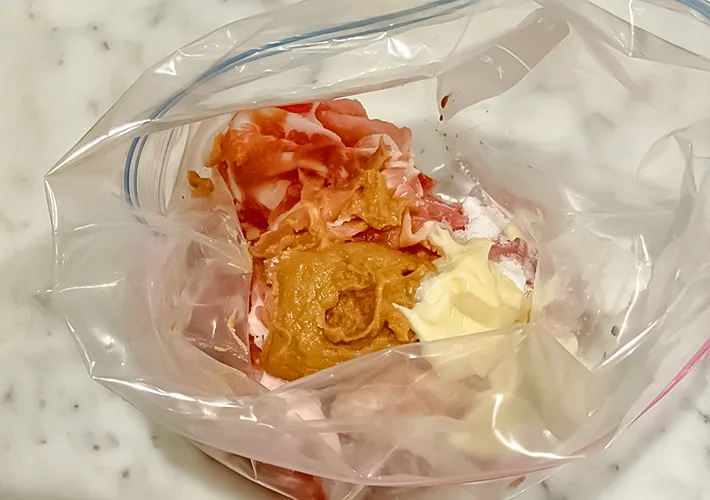 保存袋と豚肉と調味料の写真