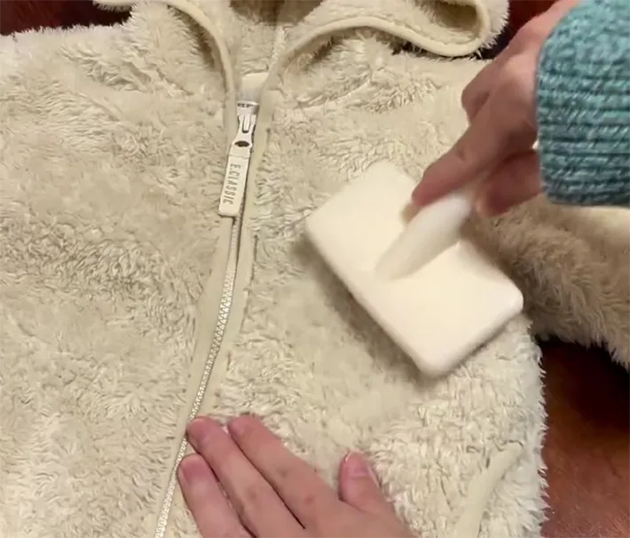 フリースを『ブラシ』でとかす