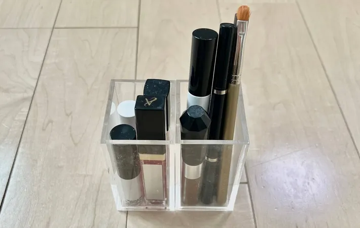 『ペンスタンドに入れたコスメ』の写真（撮影：Classy Life）