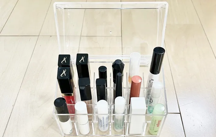 『収納ボックスに入れたコスメ』の写真（撮影：Classy Life）