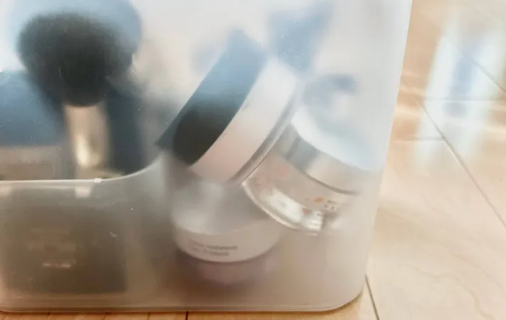 『ボックスに入ったたくさんのコスメ』の写真（撮影：Classy Life）