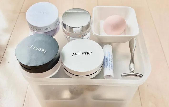 『蓋に置いたコスメ』の写真（撮影：Classy Life）