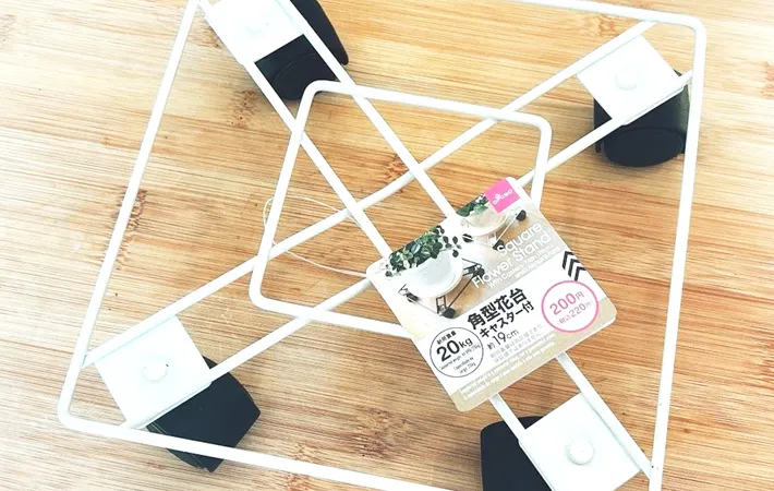 『ダイソー 花台キャスター付』の写真（撮影：キジカク）