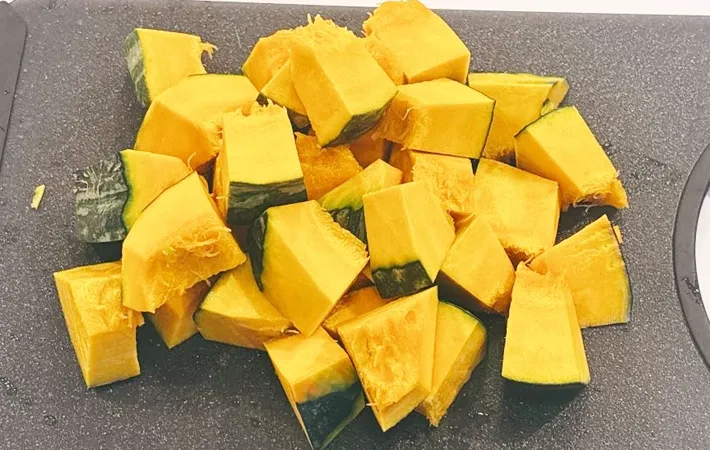 『炊き込みご飯の素でカボチャの煮物』を作る写真（撮影：キジカク）