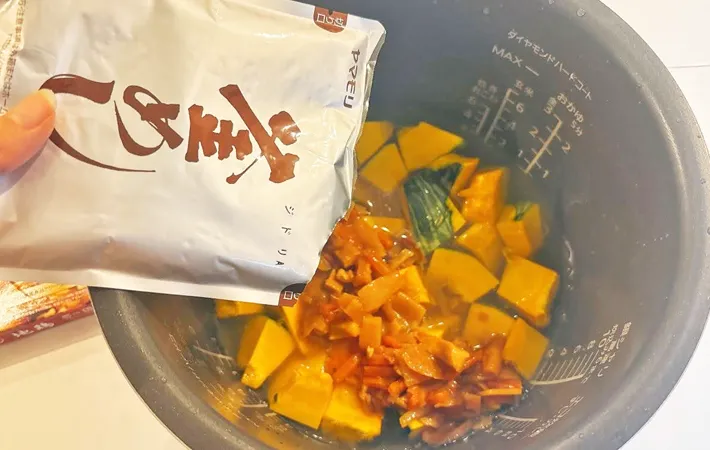 『炊き込みご飯の素でカボチャの煮物』を作る写真（撮影：キジカク）
