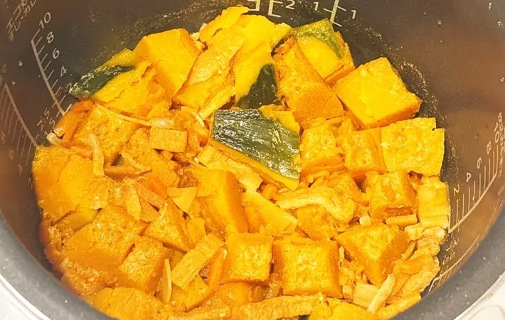 『炊き込みご飯の素でカボチャの煮物』を作る写真（撮影：キジカク）