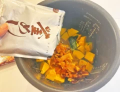 『炊き込みご飯の素でカボチャの煮物』を作る写真（撮影：キジカク）