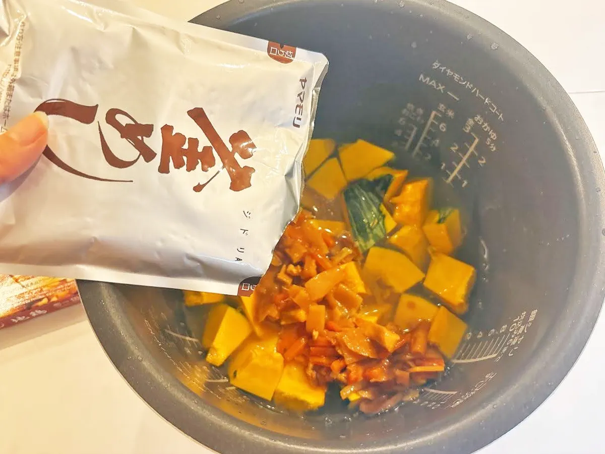 『炊き込みご飯の素でカボチャの煮物』を作る写真(撮影:キジカク)