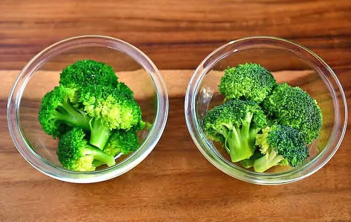 『茹でたブロッコリーと生のブロッコリー』の写真（撮影：小泉明代）