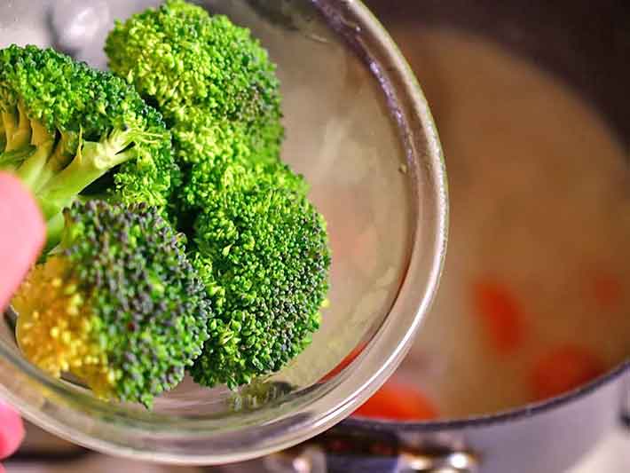 『生のブロッコリー』の写真（撮影：小泉明代）