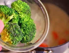 『ブロッコリーを鍋に入れる』写真(撮影:小泉明代)