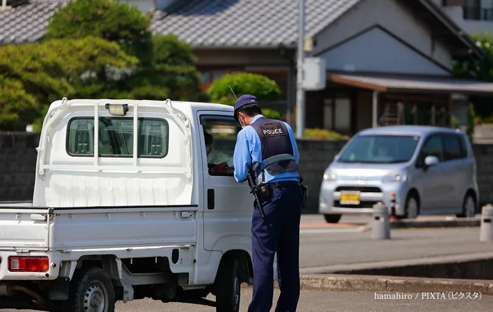 『取締を行う警察官』の写真