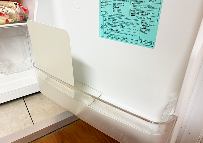 ブックエンドを使った冷蔵庫の収納手順（撮影：grapeライフハック編集部）