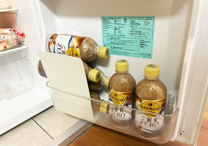 ブックエンドを使った冷蔵庫の収納手順（撮影：grapeライフハック編集部）