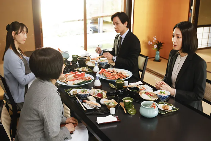 『夫に間違いありません』に出演する松下奈緒さんと余 貴美子さんが写る場面写真