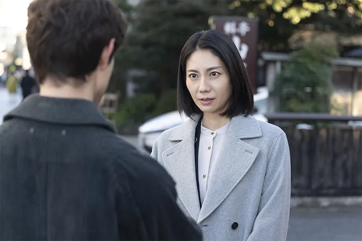 『夫に間違いありません』に出演する松下奈緒さんと宮沢氷魚さんが写る場面写真