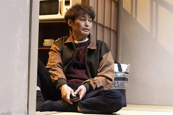 『夫に間違いありません』に出演する安田 顕さんが写る場面写真