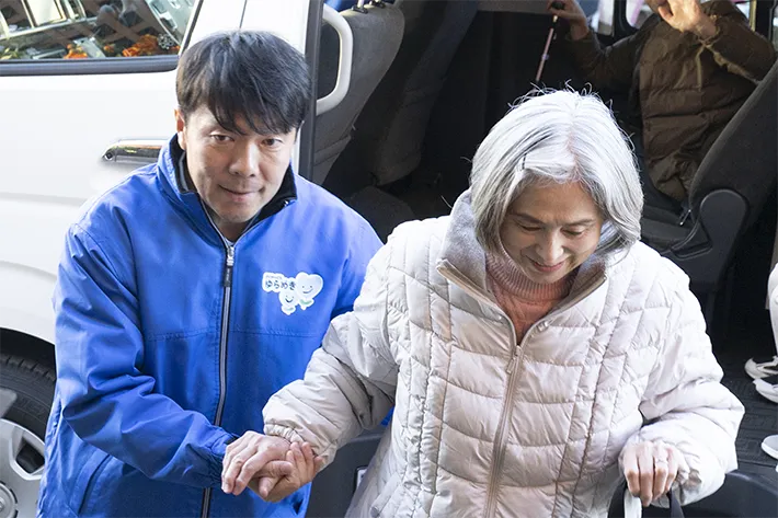 『夫に間違いありません』に出演する朝加真由美さんが写る場面写真