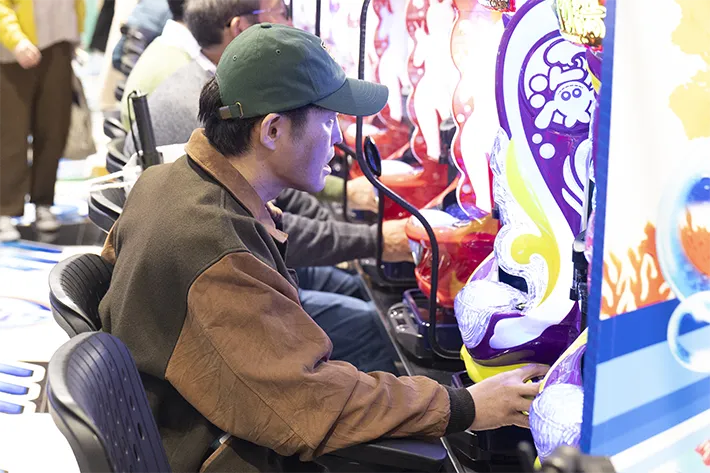 『夫に間違いありません』に出演する安田 顕さんが写る場面写真