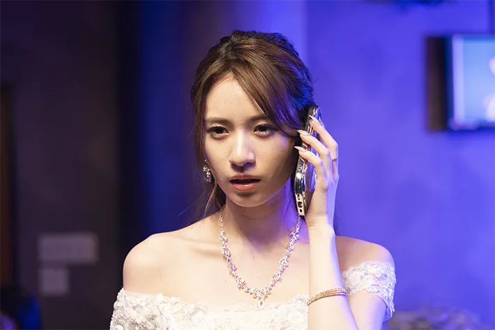 『夫に間違いありません』に出演する白宮みずほさんが写る場面写真