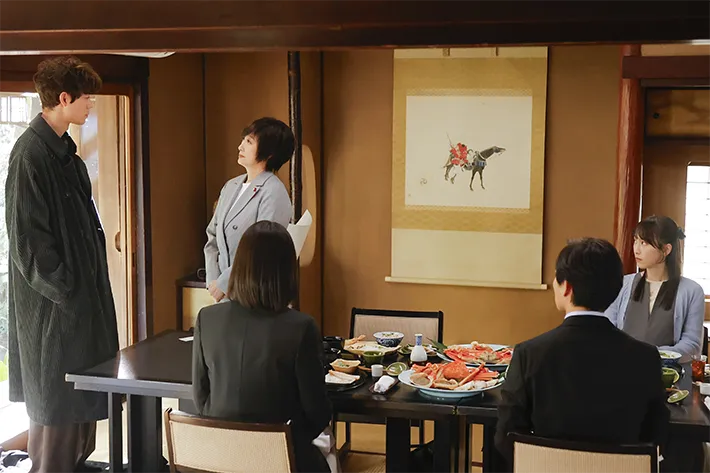 『夫に間違いありません』に出演する宮沢氷魚さんと余 貴美子さんが写る場面写真