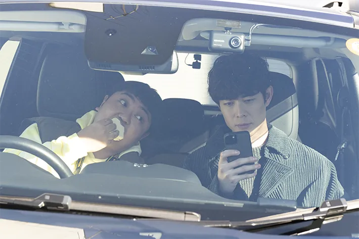 『夫に間違いありません』に出演する宮沢氷魚さんと大朏岳優さんが写る場面写真