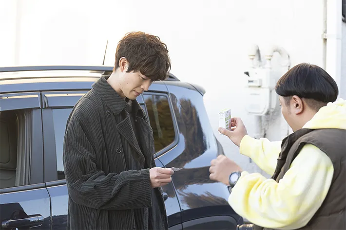 『夫に間違いありません』に出演する宮沢氷魚さんと大朏岳優さんが写る場面写真