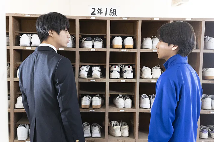 『夫に間違いありません』に出演する山﨑真斗さんと二井景彪さんが写る場面写真